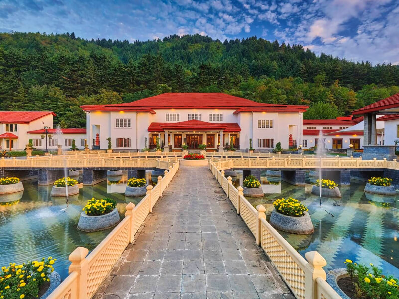 https://www.thelalit.com/wp-content/uploads/2021/08/Srinagar.jpg